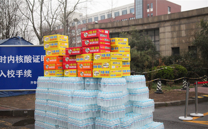 2月25日，山東金格瑞機械有限公司派代表來到齊魯師范學院捐贈防疫物資，保障校園防疫物品備足備齊，助力學校的疫情防控工作。